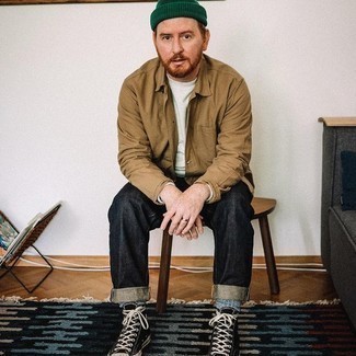 С чем носить черно-бежевые высокие кеды мужчине