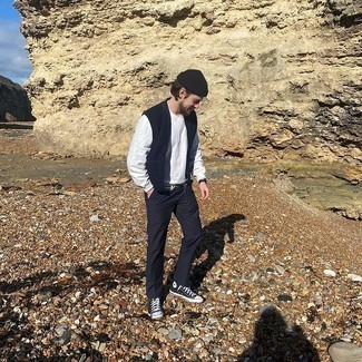 С чем носить черно-бежевые высокие кеды мужчине