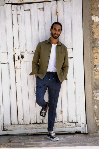 С чем носить черно-бежевые высокие кеды мужчине