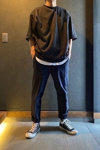 С чем носить черно-бежевые высокие кеды мужчине