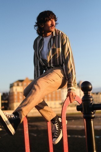 С чем носить черно-бежевые высокие кеды мужчине