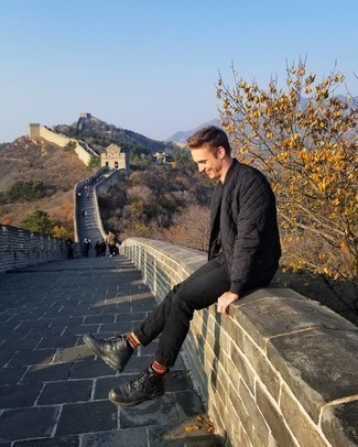 С чем носить черно-бежевые высокие кеды мужчине