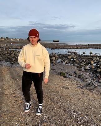 С чем носить черно-бежевые высокие кеды мужчине