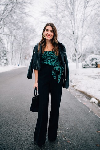 С чем носить черно-бежевую кожаную косуху женщине