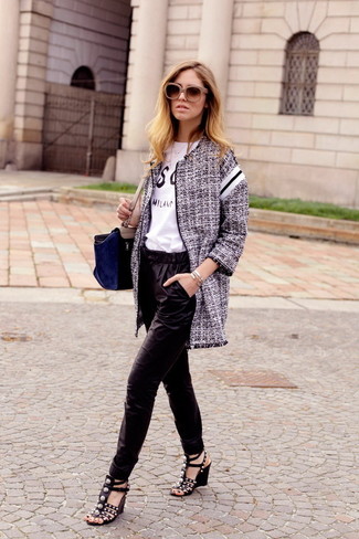 С чем носить черно-бежевые кожаные босоножек женщине