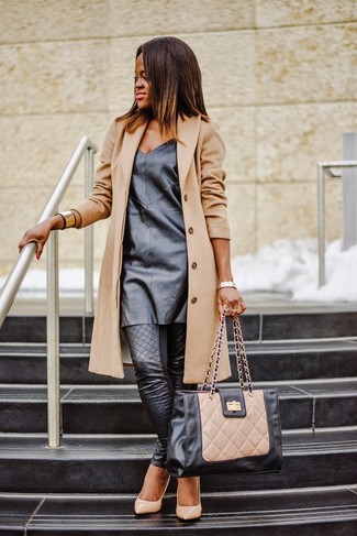 С чем носить черно-бежевую кожаную большую сумку