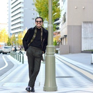 С чем носить черно-бежевую короткую дубленку мужчине