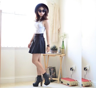 Какие укороченные топы носить с черно-белыми ботильонами