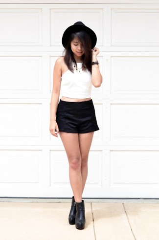 Какие укороченные топы носить с черно-белыми ботильонами