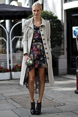 Какие плащи носить с черно-белыми ботильонами