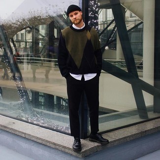 С чем носить черно-белый свитер с круглым вырезом с ромбами мужчине