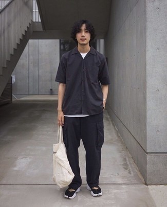 Какие брюки карго носить с черно-белыми кроссовками