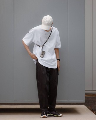 С чем носить черно-белые кроссовки мужчине