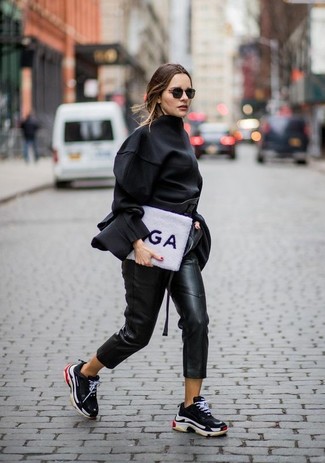 С чем носить черно-белые кроссовки женщине