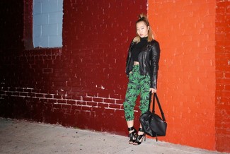 С чем носить черно-белый рюкзак женщине