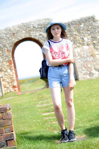 С чем носить черно-белый рюкзак женщине