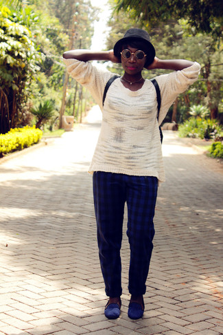 С чем носить черно-белый рюкзак женщине