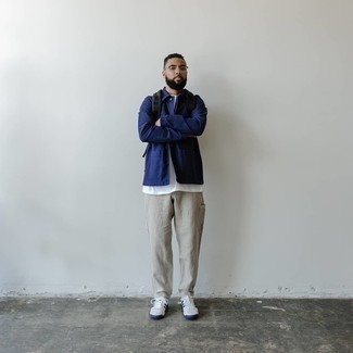 С чем носить черно-белый рюкзак мужчине