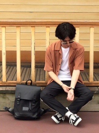 С чем носить черно-белый рюкзак мужчине