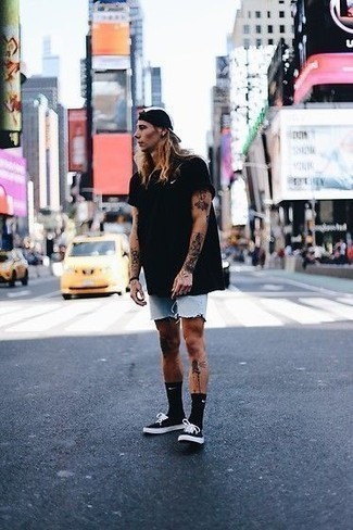 С чем носить черно-белую бейсболку мужчине