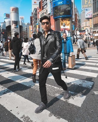 Какие кроссовки носить с черно-белой косухой мужчине