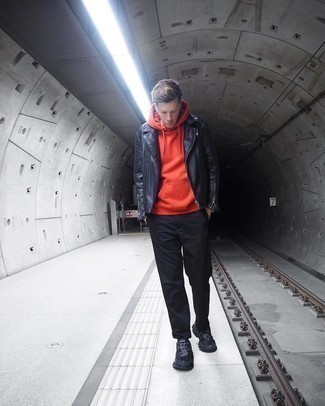 Какие кроссовки носить с черно-белой косухой мужчине