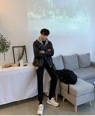 Какие брюки чинос носить с черно-белой косухой