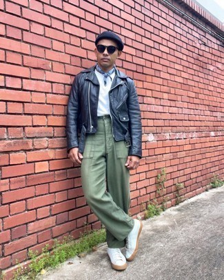 Какие низкие кеды носить с черно-белой косухой мужчине