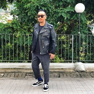 Какие низкие кеды носить с черно-белой косухой мужчине