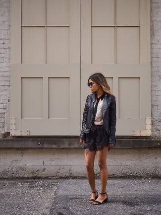 Какие шорты носить с черно-белой косухой женщине