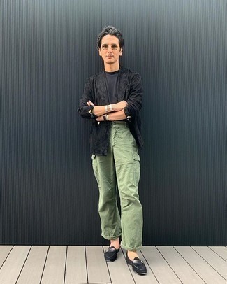 Какие брюки карго носить с черно-белым пиджаком