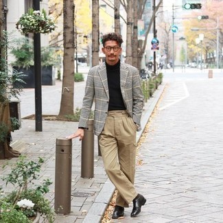 Какие брюки карго носить с черно-белым пиджаком