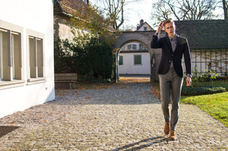 Какие ботинки дезерты носить с черно-белым пиджаком