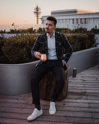 Какие низкие кеды носить с черно-белым пиджаком мужчине