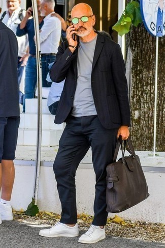 Какие низкие кеды носить с черно-белым пиджаком мужчине