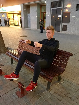 Какие кроссовки носить с черно-белым бомбером мужчине