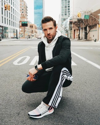 Какие кроссовки носить с черно-белым бомбером мужчине