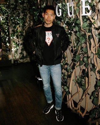 Какие кроссовки носить с черно-белым бомбером мужчине