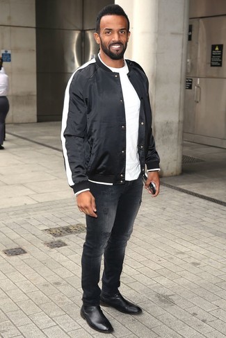 Как носить черно-белый бомбер с черными джинсами мужчине