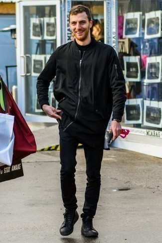 Как носить черно-белый бомбер с черными джинсами мужчине