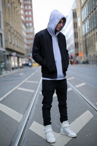 Как носить черно-белый бомбер с черными джинсами мужчине