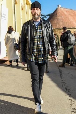 Как носить черно-белый бомбер с черными джинсами мужчине