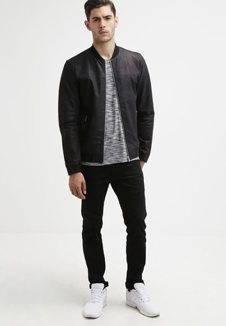 Как носить черно-белый бомбер с черными джинсами мужчине