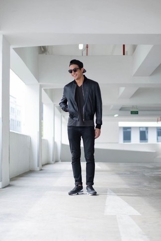 Как носить черно-белый бомбер с черными джинсами мужчине