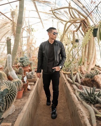 Как носить черно-белый бомбер с черными джинсами мужчине