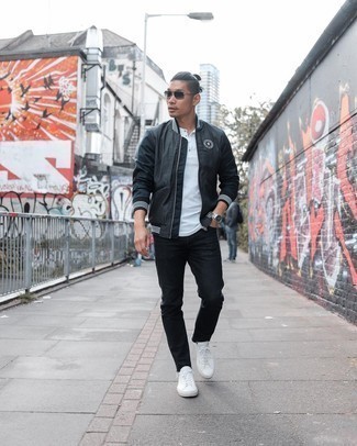 Как носить черно-белый бомбер с черными джинсами мужчине