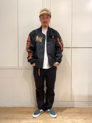 Как носить черно-белый бомбер с черными джинсами мужчине