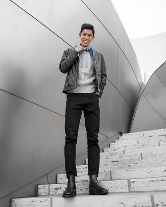 Как носить черно-белый бомбер с черными джинсами мужчине