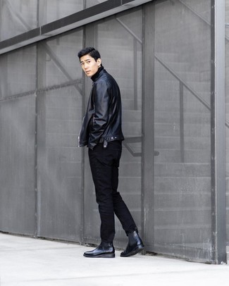 Как носить черно-белый бомбер с черными джинсами мужчине