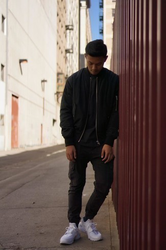 Какие брюки карго носить с черно-белым бомбером